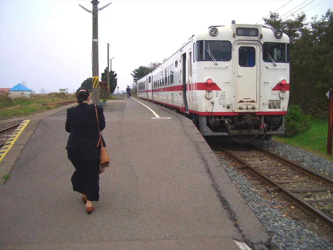 津軽半島の最北端、津軽線の三厩駅に停車するキハ40形（撮影：南正時）