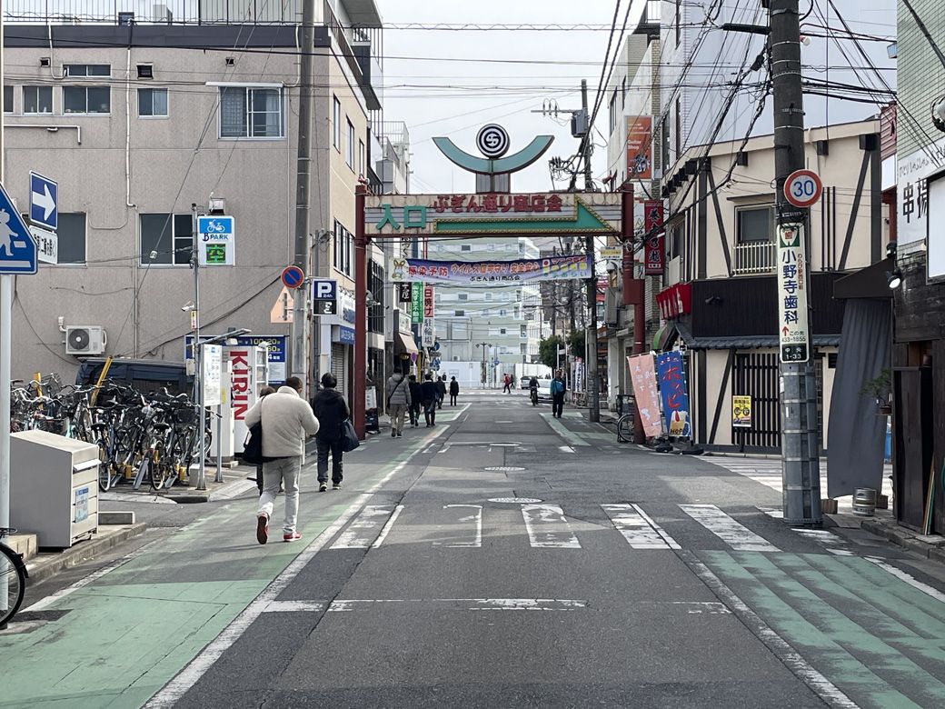 蕨駅西口すぐのぶぎん通り商店街　居酒屋などで賑わう（筆者撮影）