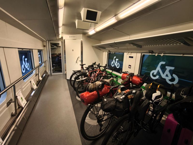 バイク（自転車）で北極圏を楽しむ乗客も多いようだ（筆者撮影）
