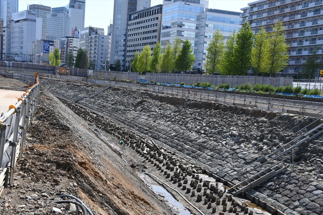 高輪ゲートウェイシティの工事中に発見された、明治時代の鉄道遺構「高輪築堤」＝2021年（記者撮影）