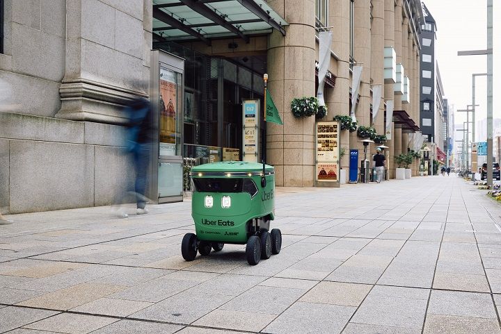 オフィス街の歩道を走行してデリバリーする自律型ロボット（写真：Uber Eats）