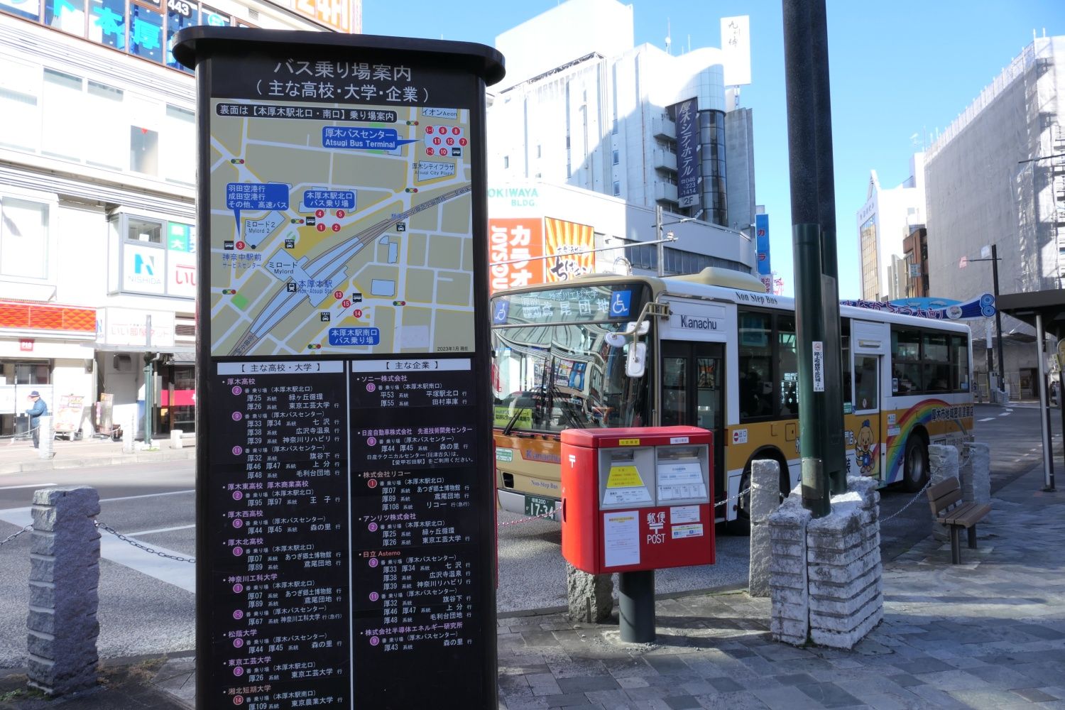 北口の「バス乗り場案内」（記者撮影）