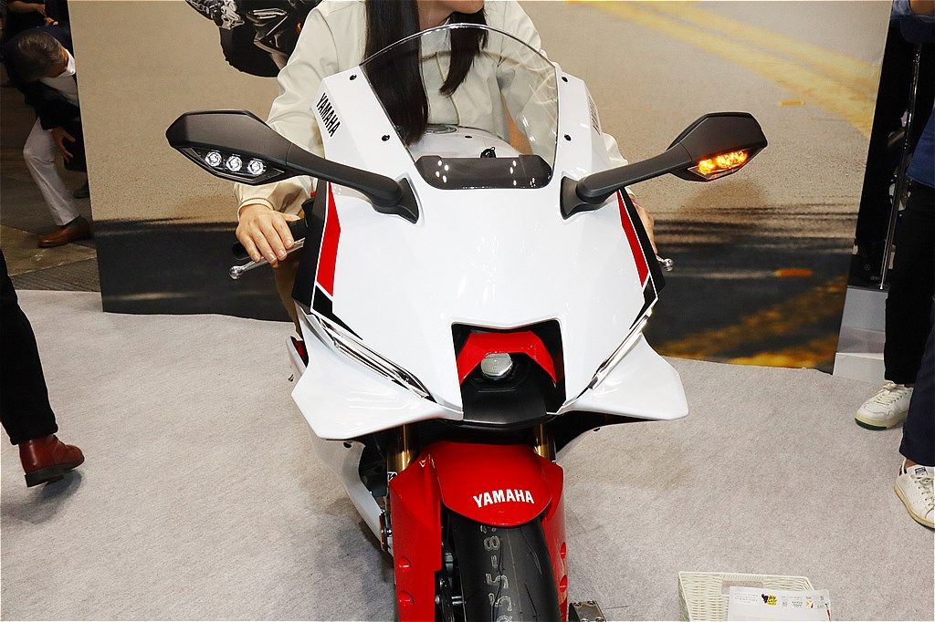 第52回 東京モーターサイクルショーに参考出品されたヤマハ「YZF-R9」（筆者撮影）