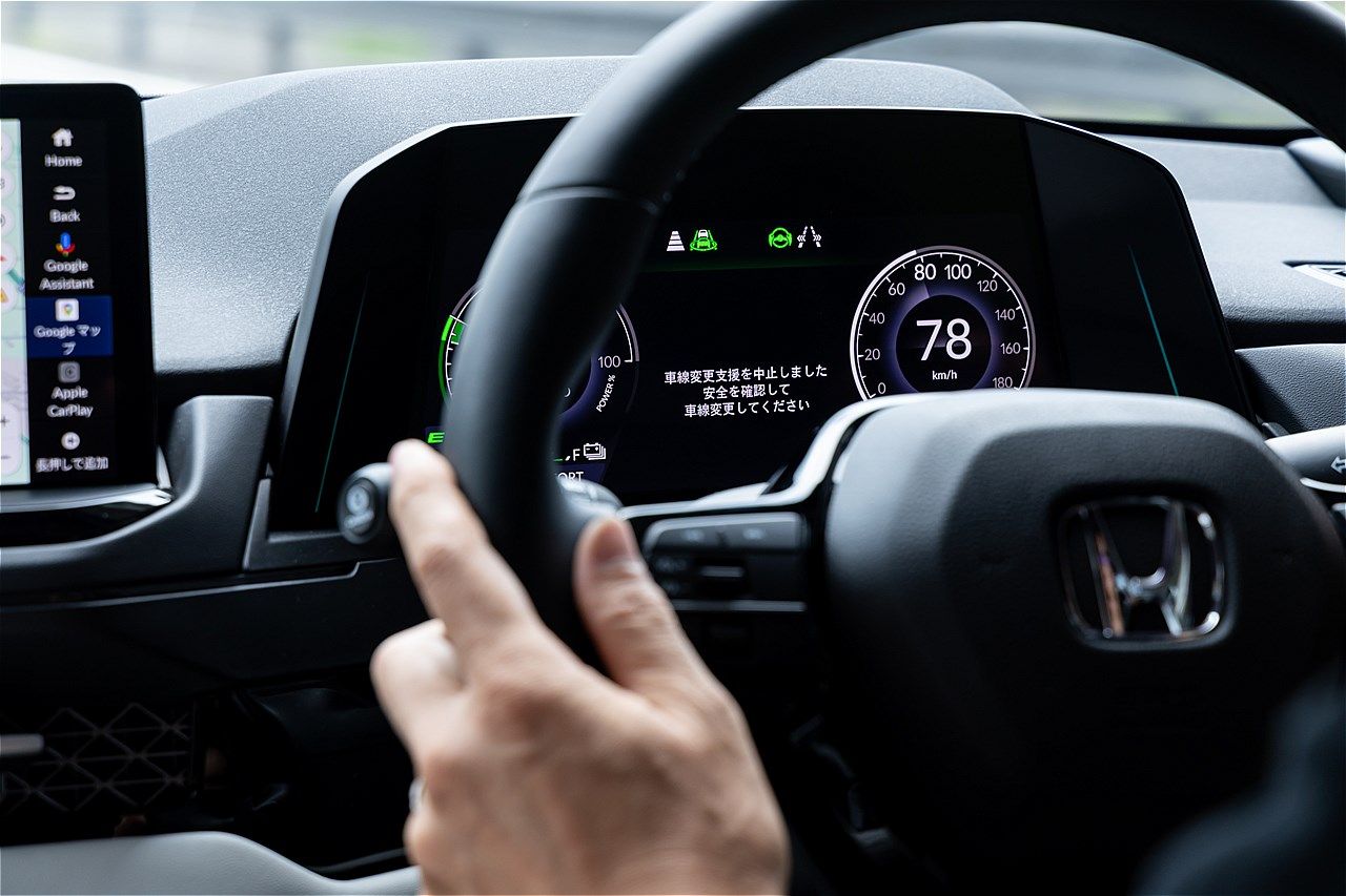 ホンダ量販モデル初のハンズオフ機能を搭載した「アコード e:HEV Honda SENSING 360＋」（写真：三木 宏章）