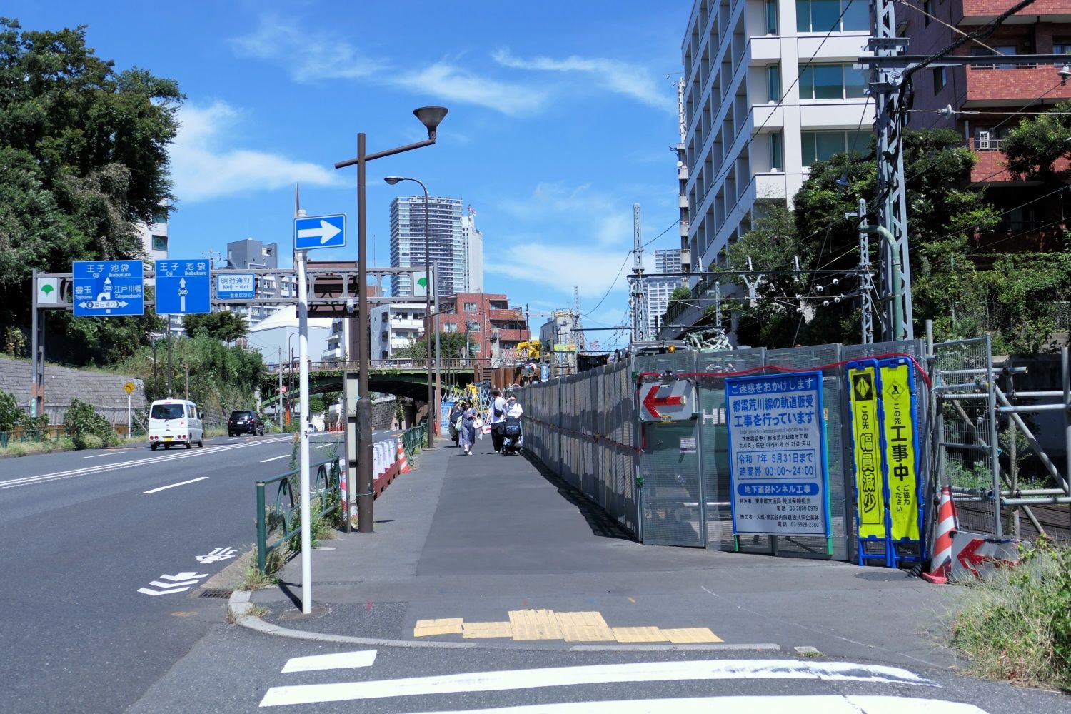 明治通りと都電荒川線の間には歩道（記者撮影）