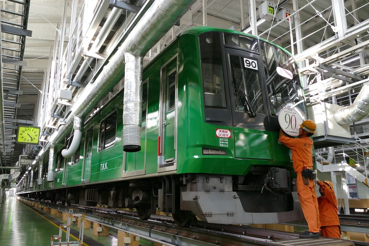 東横線90周年記念で登場した5000系「青ガエルラッピング」＝2017年9月（記者撮影）