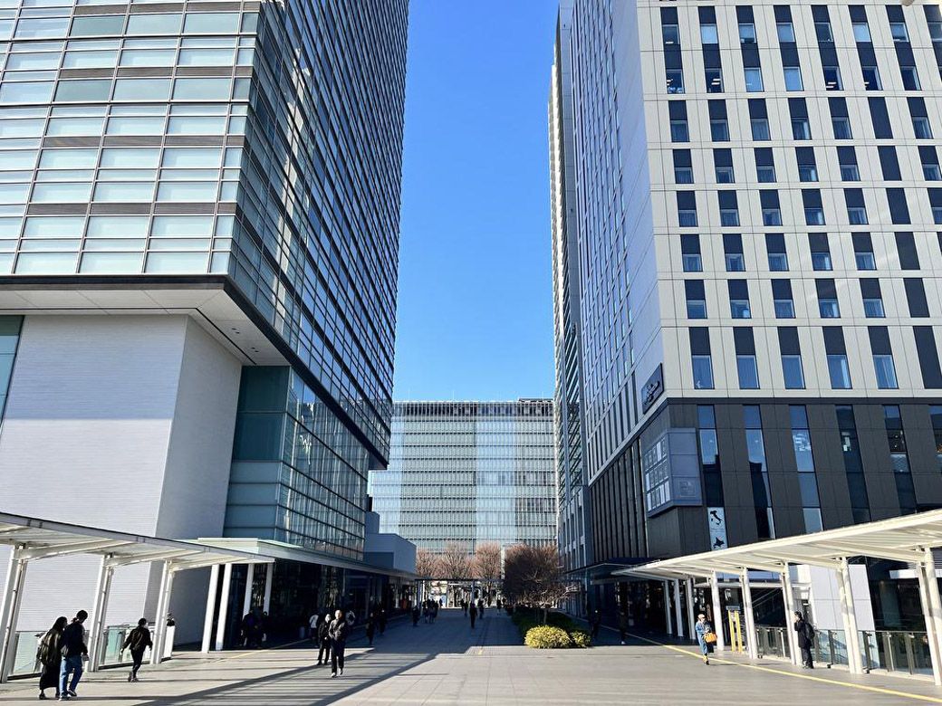 さいたま新都心駅西口。広々とした歩道デッキが広がる（筆者撮影）