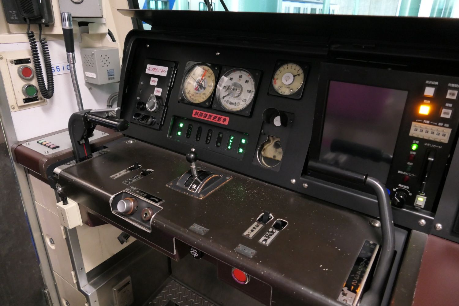 マスコンとブレーキが別々になった横型の2ハンドル式（記者撮影）