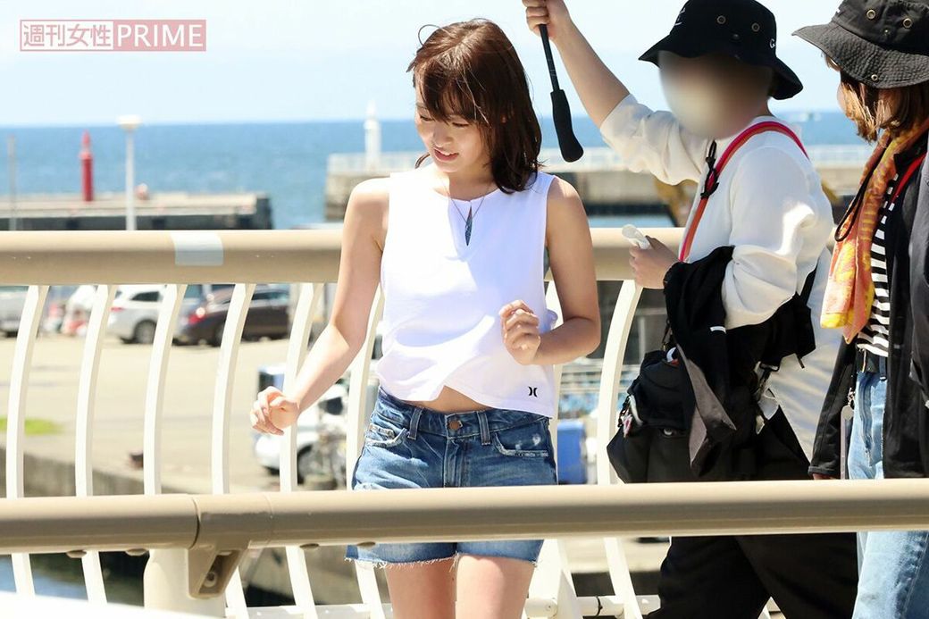 5月下旬、『真夏のシンデレラ』の撮影のため海辺でロケを行った森七菜（写真：週刊女性PRIME編集部）