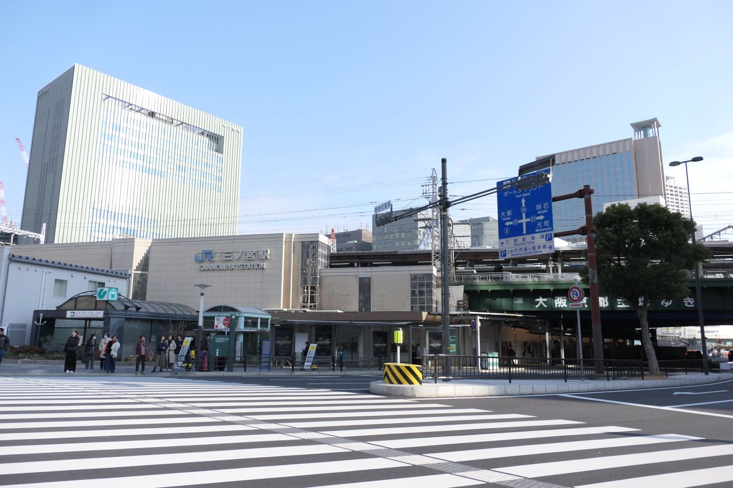 神戸の中心地、三宮には地下鉄のほか、JRや阪急、阪神、ポートライナーが乗り入れる（編集部撮影）