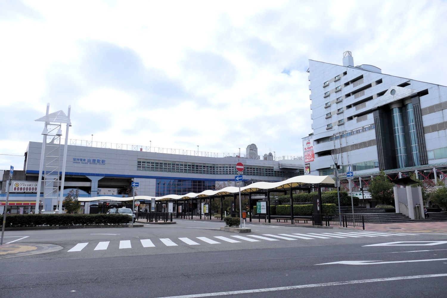 兵庫県尼崎市にある出屋敷駅（編集部撮影）