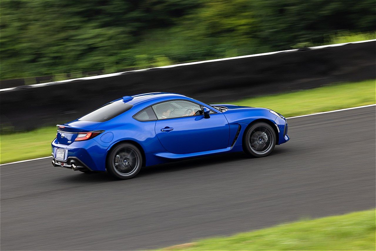 一部改良モデルのトヨタ「GR86」およびSUBARU「BRZ」のサーキット試乗会の様子（写真：三木宏章）