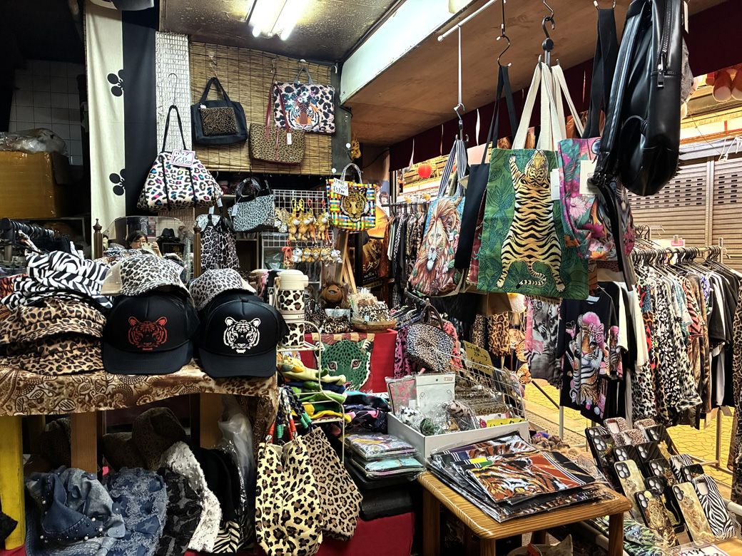 アニマル柄の服はもちろん、カバンや帽子などもバラエティ豊かに揃う店内（筆者撮影）