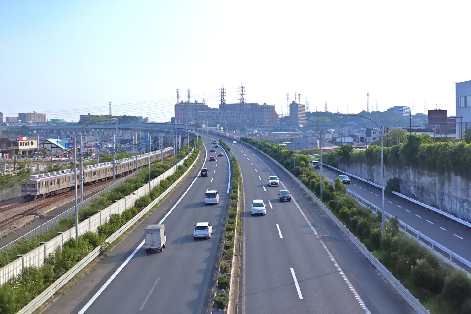 線路に隣接する阪和自動車道（記者撮影）