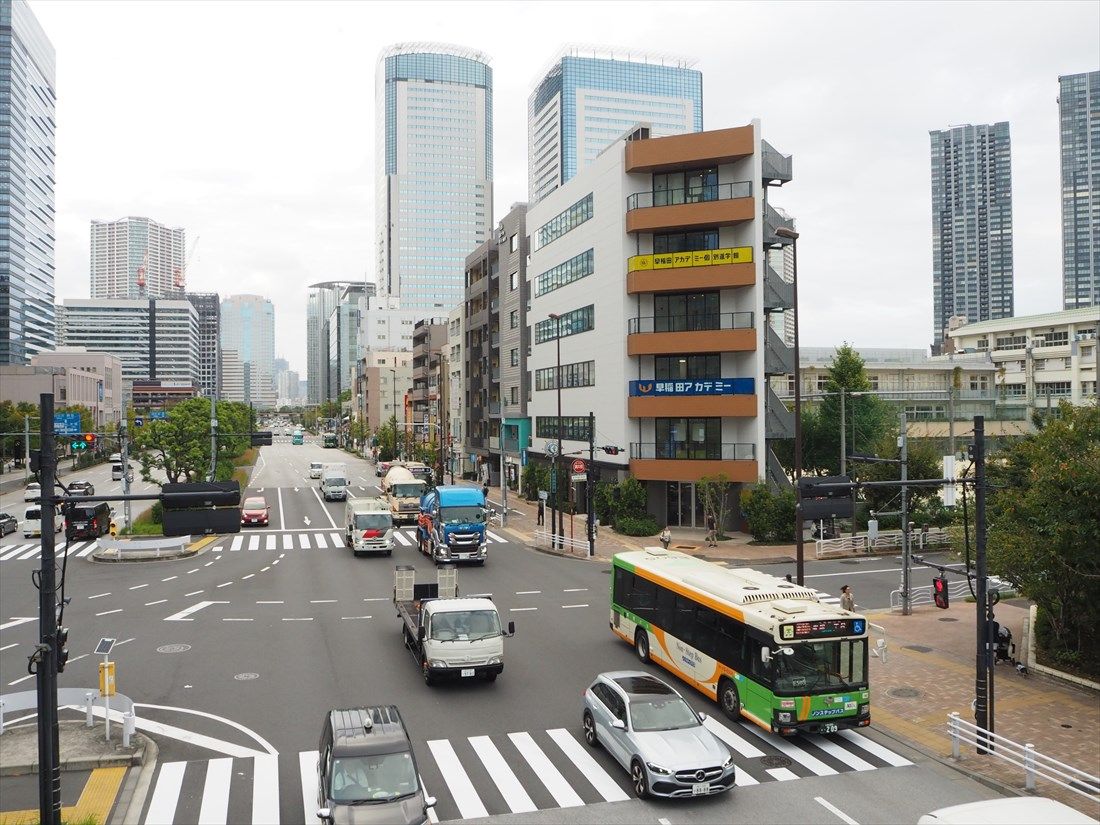 豊洲駅付近の晴海通り。有楽町線の駅はこの道路の地下にあり、新線は写真右側へと分岐する（記者撮影）