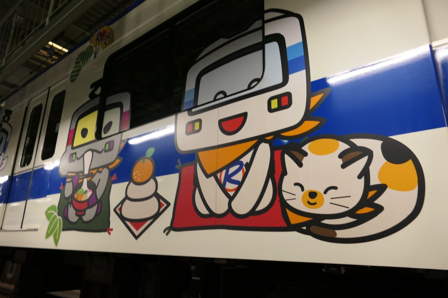 難波方から6両目は「冬」がテーマ（記者撮影）