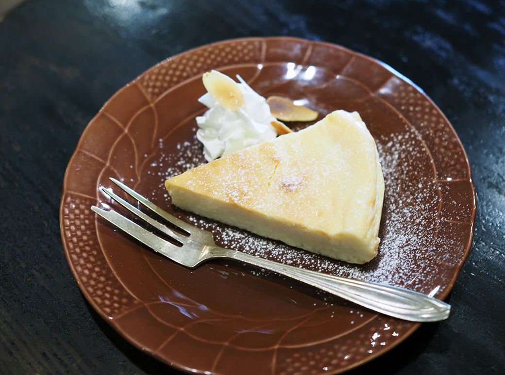 月見山店のオープン時からある「さとちゃんのチーズケーキ」（単品450円）。店長のさとちゃんがレシピを考案した月見山店だけのメニューだ（著者撮影）