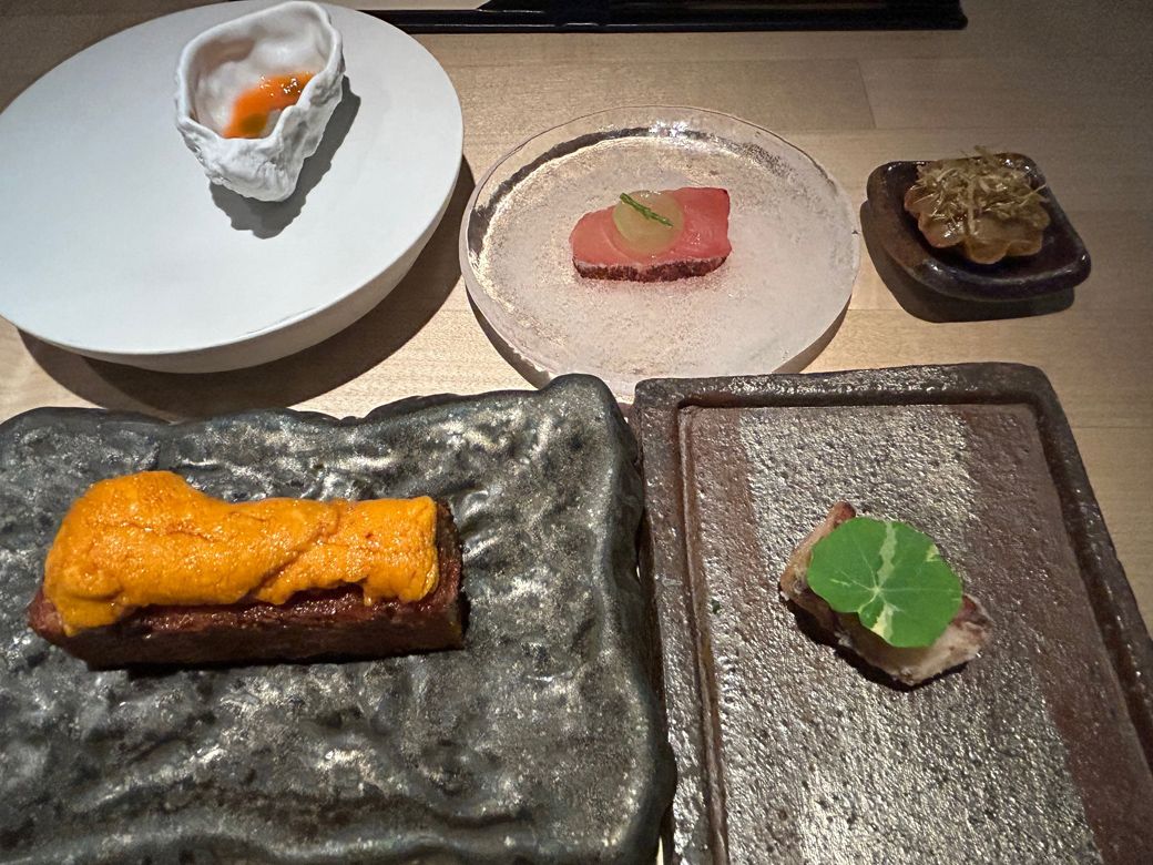 「ミロ・カイムキ」の前菜。ウニのブリオッシュはこの店のスペシャリテ。追加料金でオーダーした。お任せのコースは125ドル（約1万9300円）とハワイでは比較的リーズナブルだが、これに20％ほどチップが加算される（筆者撮影）