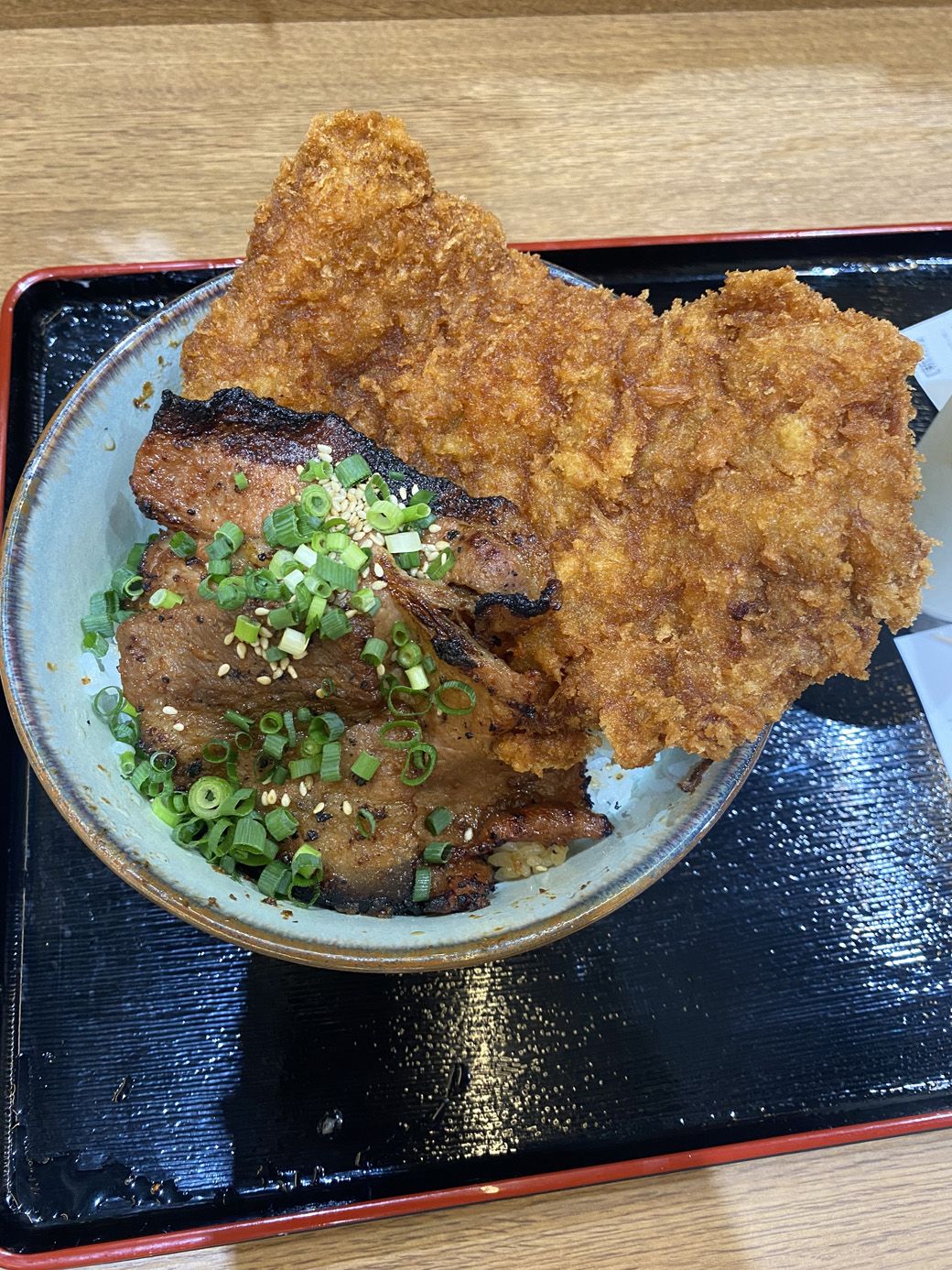 味噌豚とわらじカツのW丼（筆者撮影）