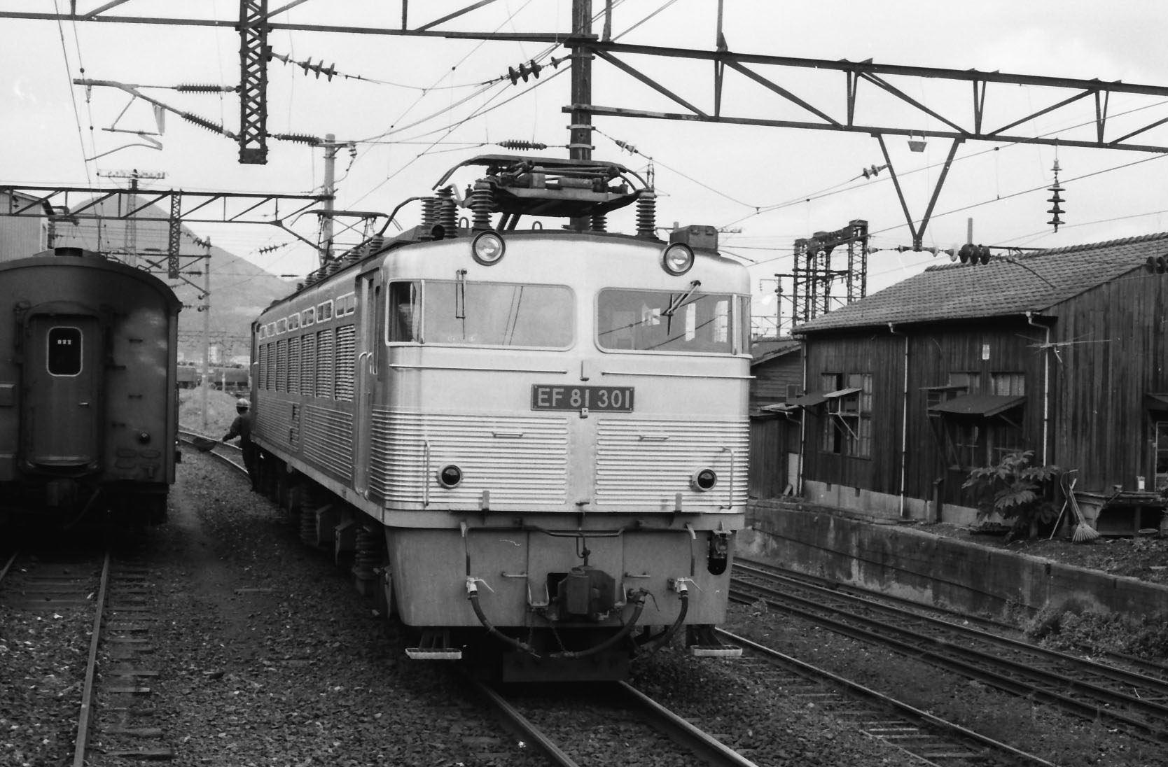 ブルートレイン「さくら」から切り離されたEF81形301号機（撮影：南正時）