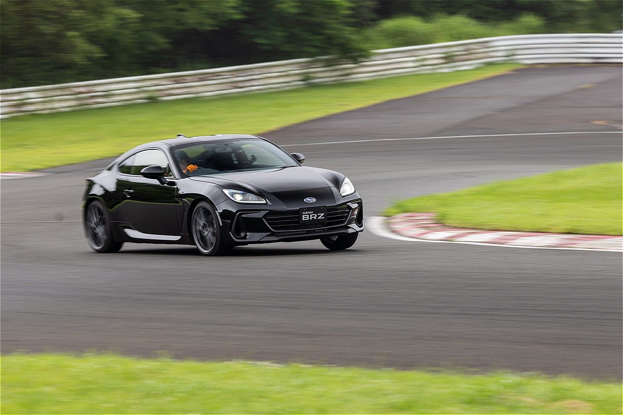 一部改良モデルのトヨタ「GR86」およびSUBARU「BRZ」のサーキット試乗会の様子（写真：三木宏章）