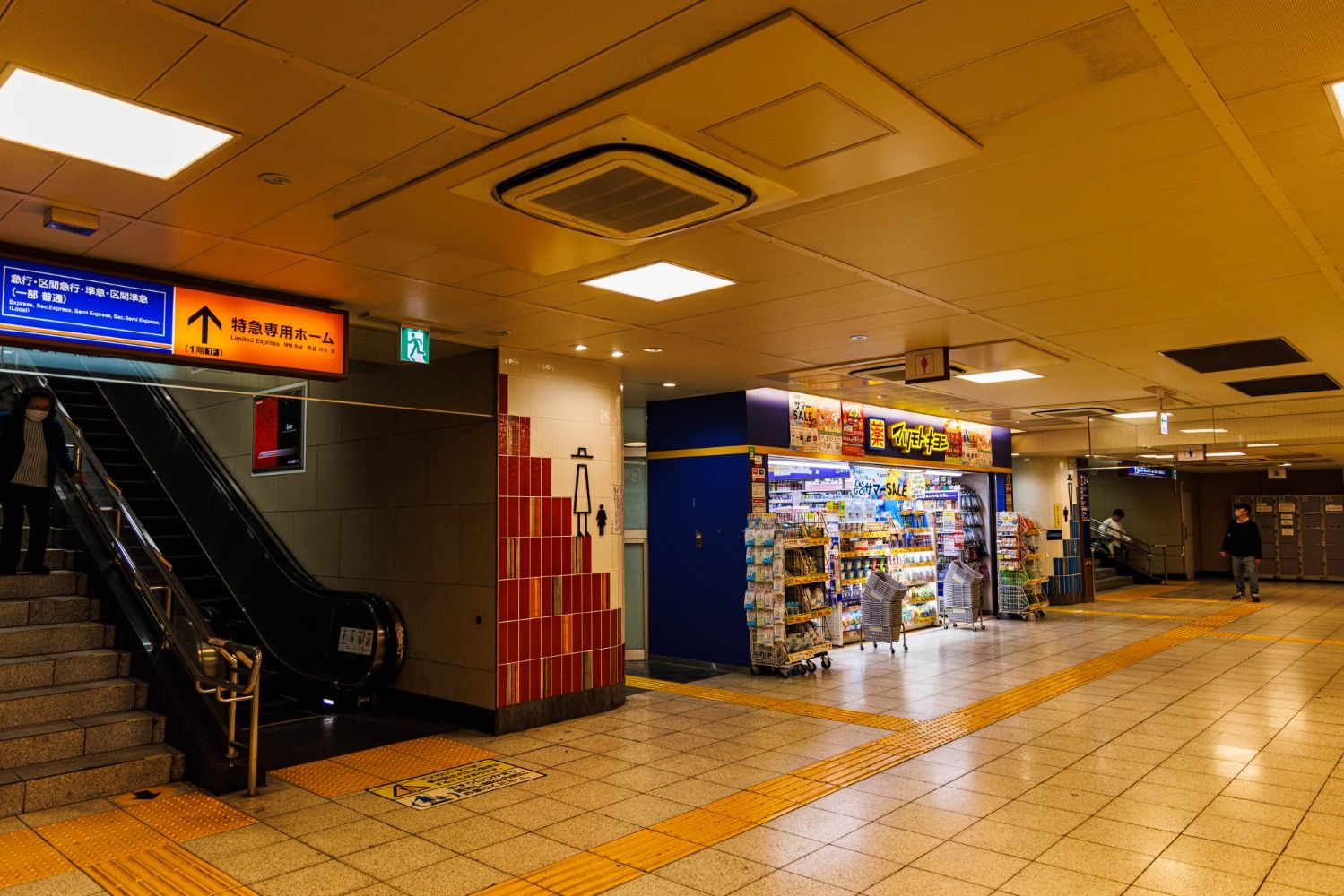 千代田線連絡通路のある地下1階。ここにも店舗が入っている（撮影：鼠入昌史）