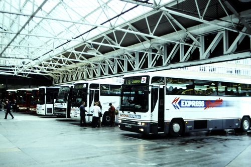 イギリスはかつてナショナル･エクスプレスのバスのほうが便利だった（1985年 筆者撮影）