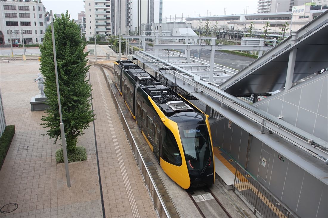 宇都宮東口停留場で発車を待つライトラインの電車（筆者撮影）