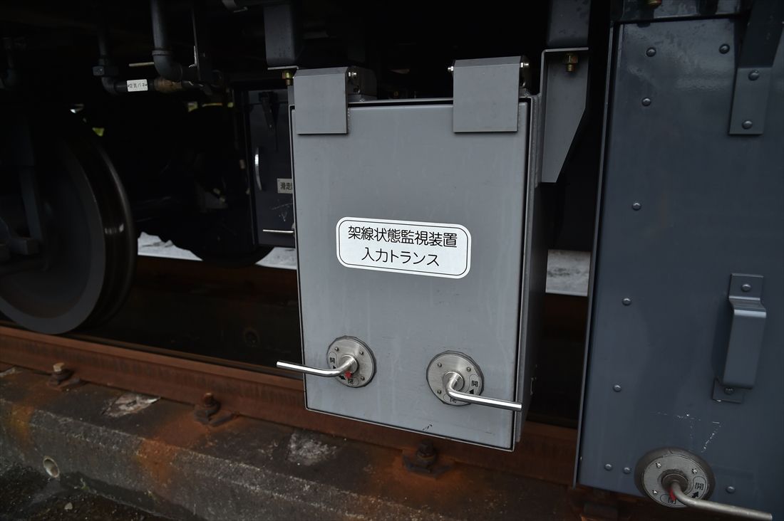 E235系の床下に設置されたモニタリング装置＝2015年（撮影：風間仁一郎）