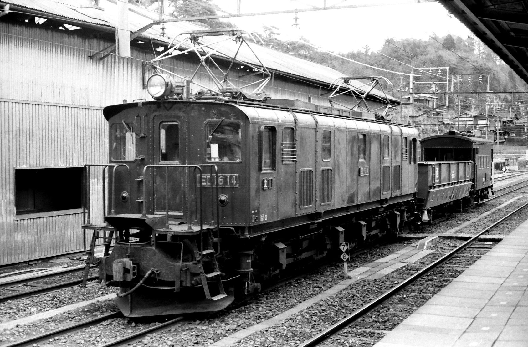 青梅駅で休むED16形（撮影：南正時）