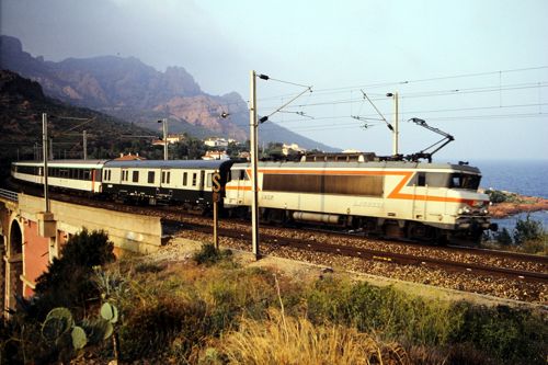 フランス自慢のげんこつ型電気機関車（1992年 筆者撮影）