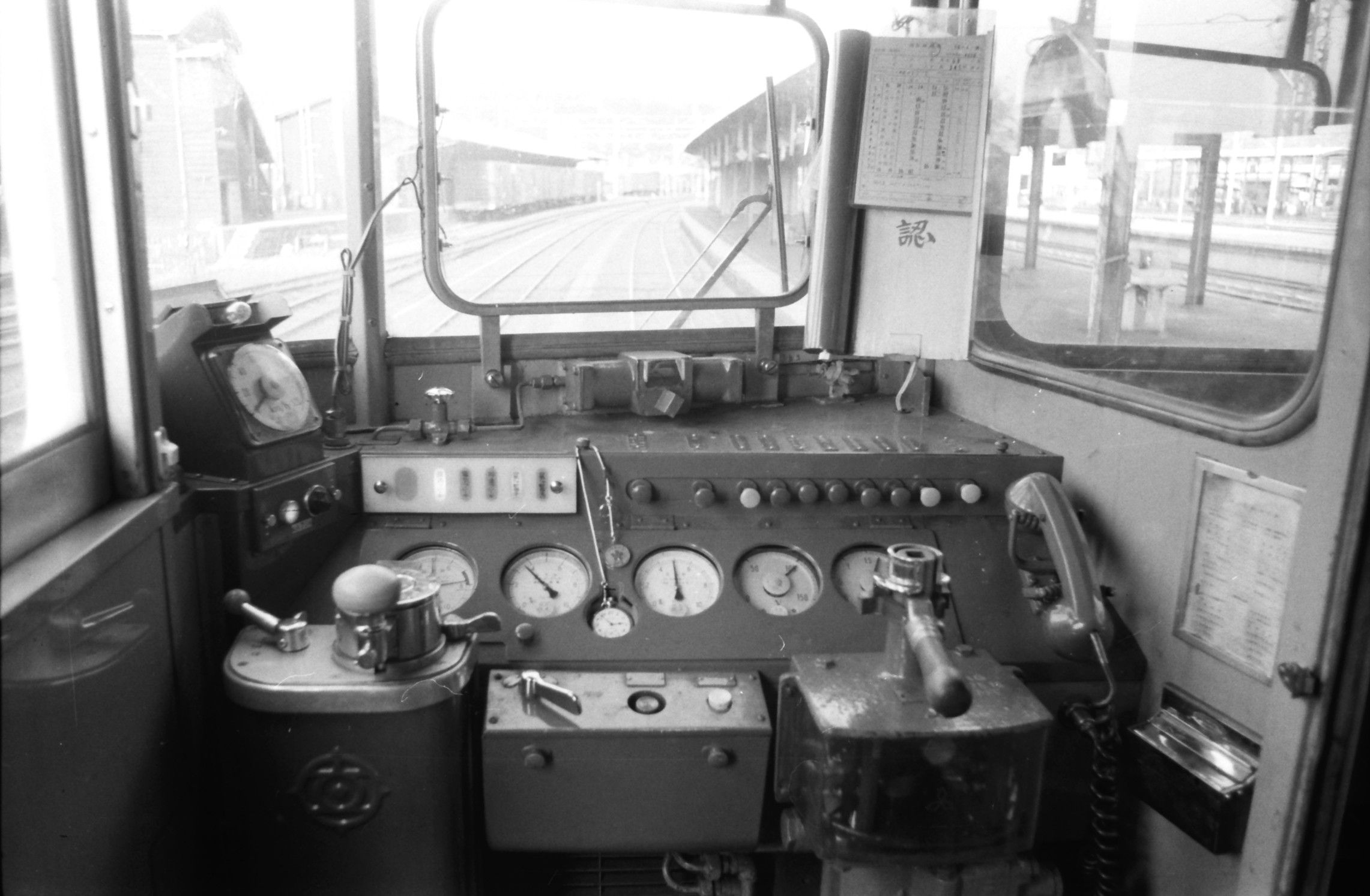 急行「くずりゅう」の運転台（撮影：南正時）