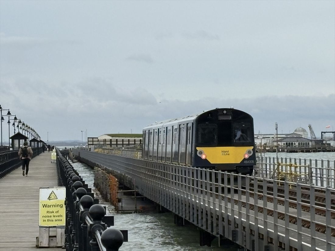 船着き場に向けて走るアイランドラインの電車。線路の下は海だ（筆者撮影）
