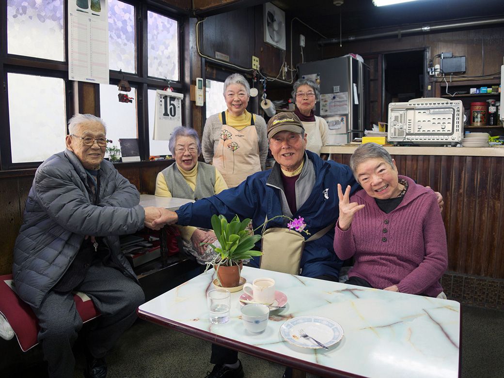 四姉妹と常連客。中央左から満知子さん、晴江さん、紀久恵さん、朗子さん（筆者撮影）    