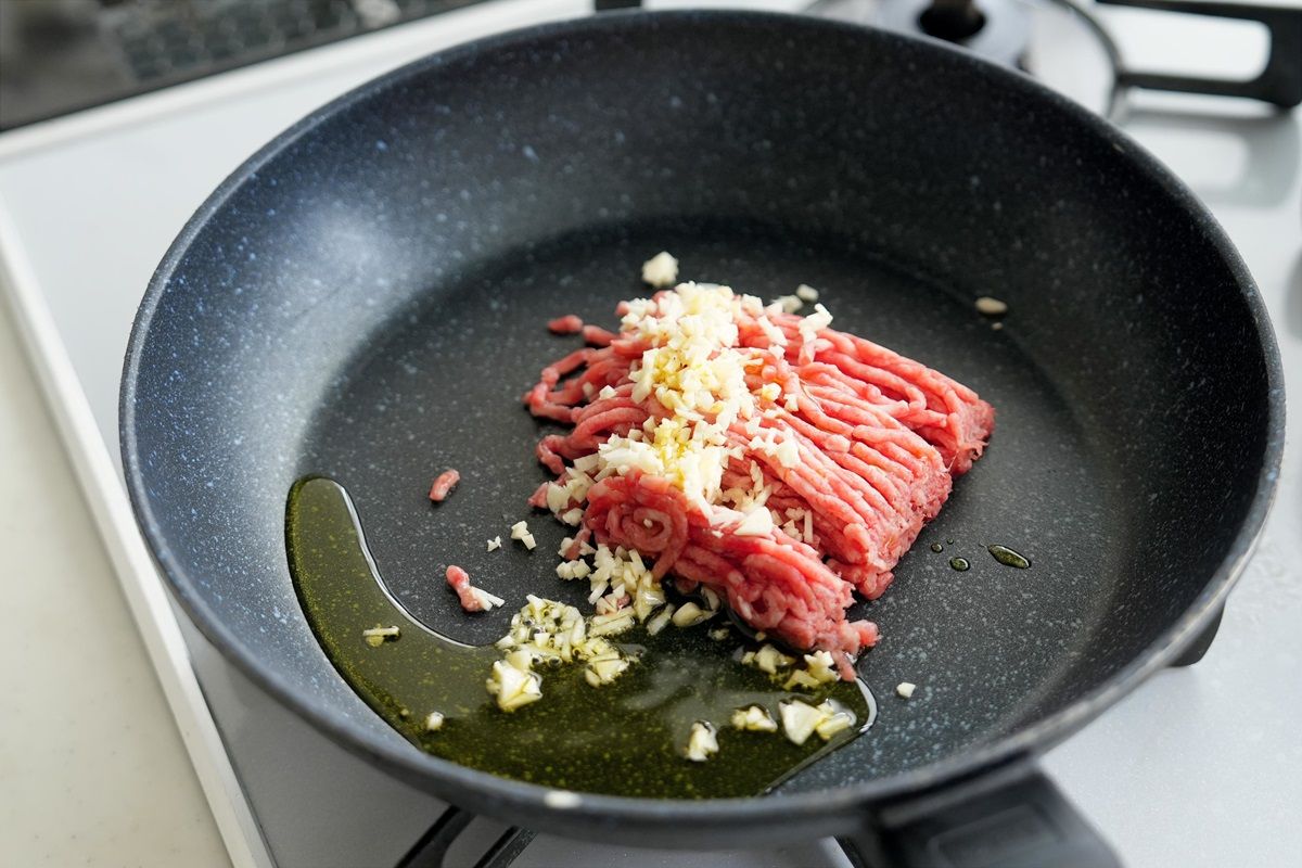 フッ素樹脂加工のフライパンがおすすめです（写真：筆者撮影）