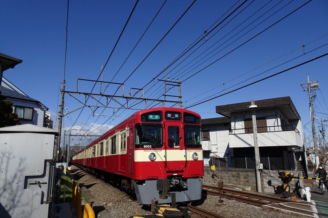 京急電鉄とのコラボで京急カラーになった9000系「幸運の赤い電車（RED LUCKY TRAIN）」（撮影：南正時）