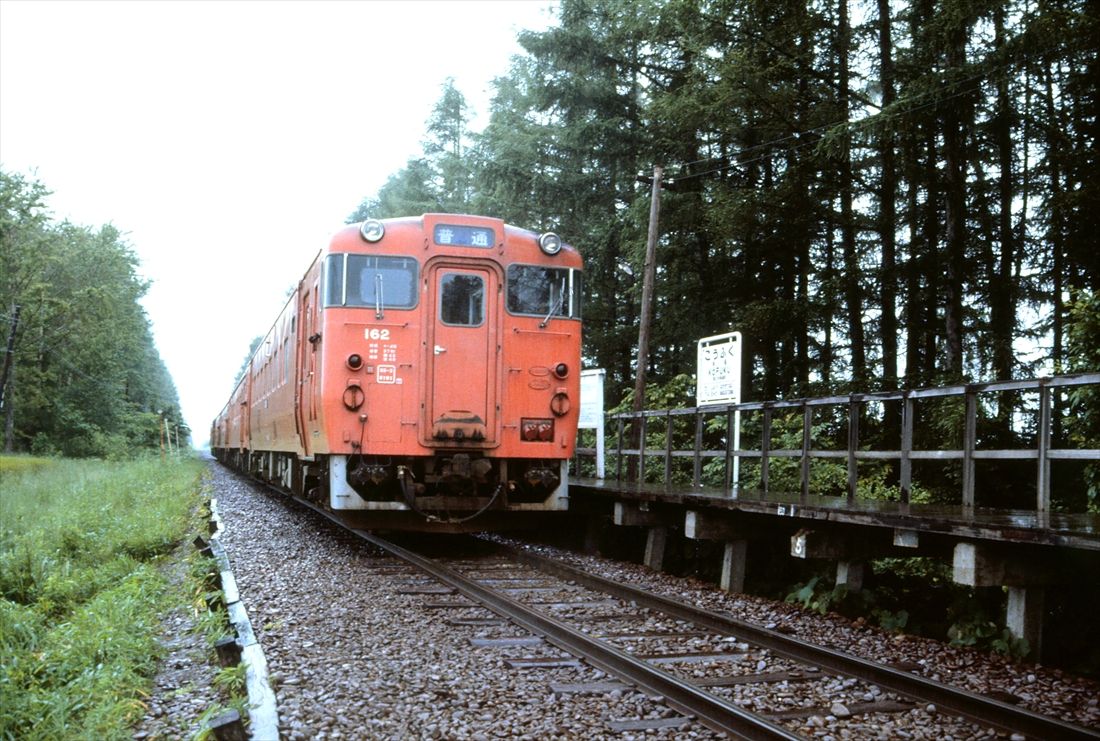広尾線（1987年廃止）の幸福駅に停車する列車（撮影：南正時）