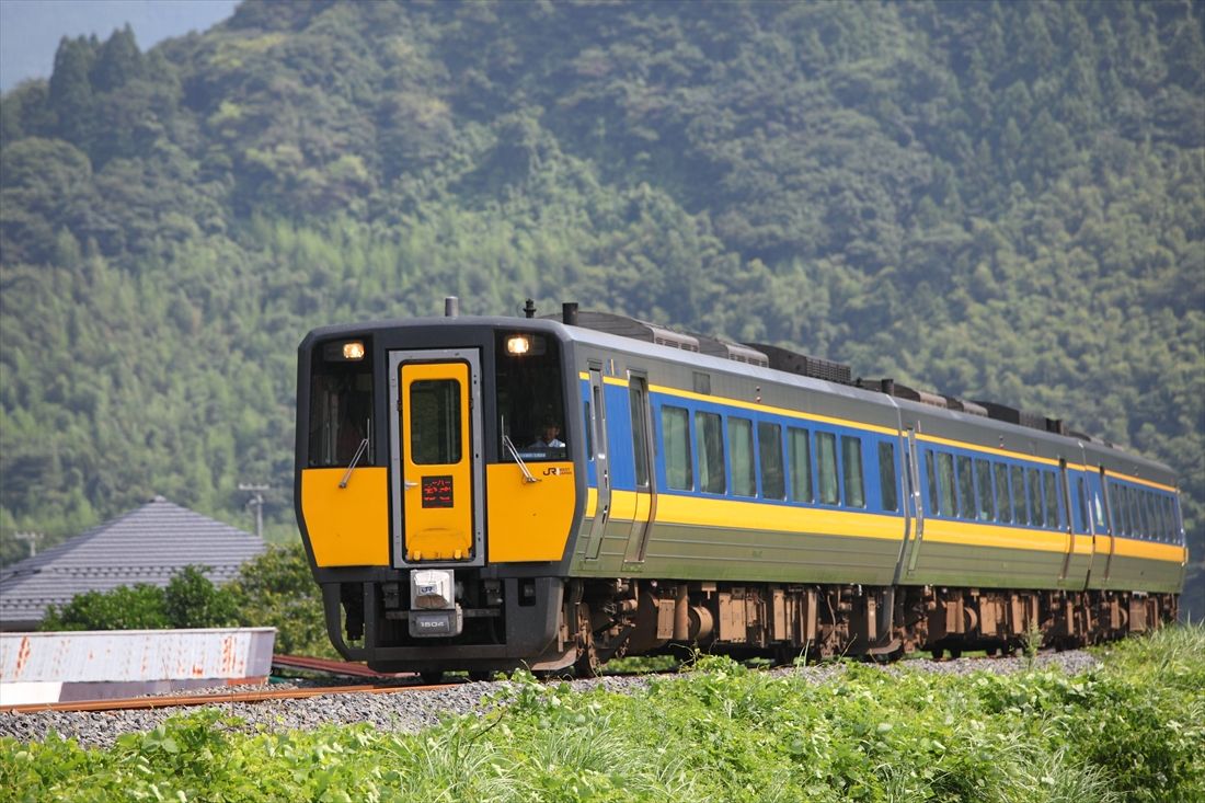 現役の「スーパー」特急、山陰本線を走る「スーパーおき」のキハ187系（撮影：南正時）