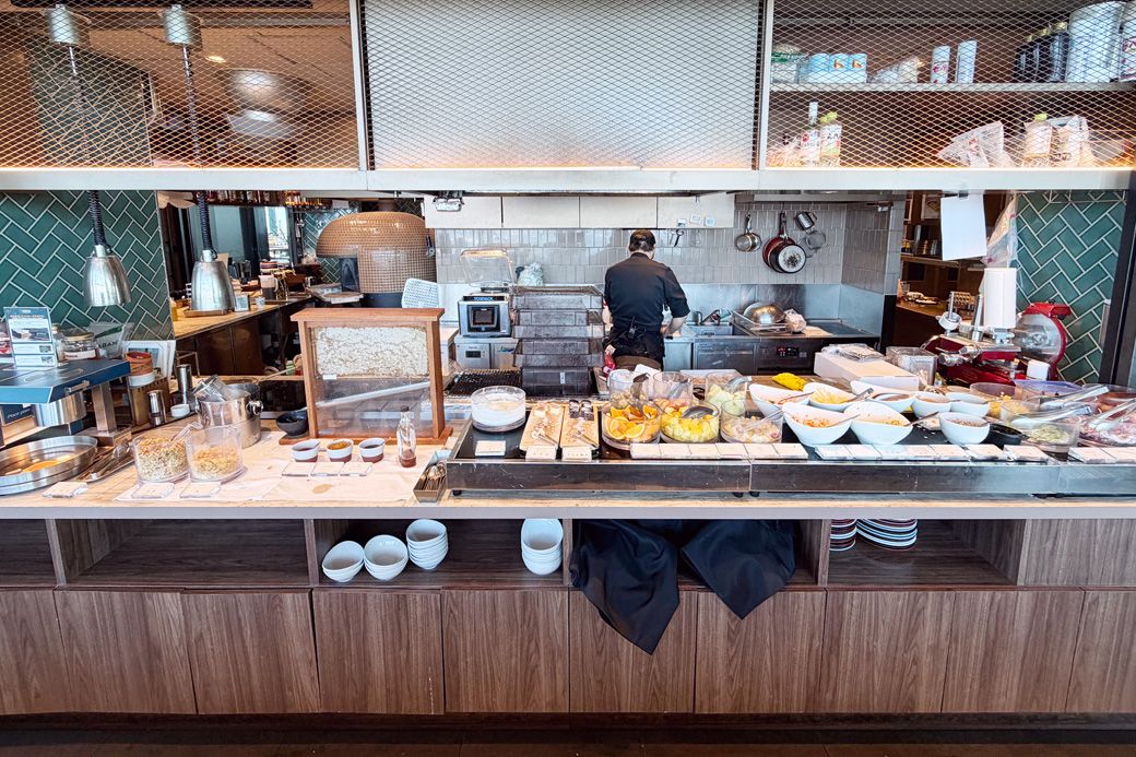 前菜、サラダ、フルーツ、デザートのブース（写真：筆者撮影）