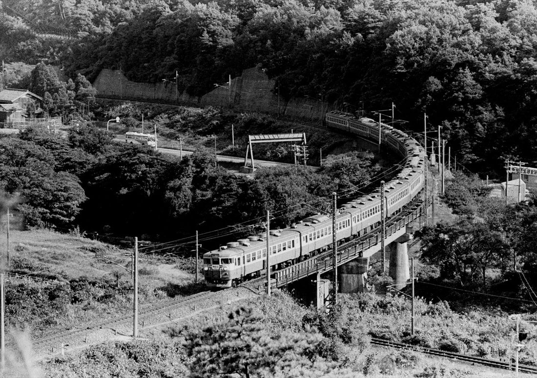 鳩原のループを行く急行「ゆのくに」堂々の12両編成（撮影：南正時）