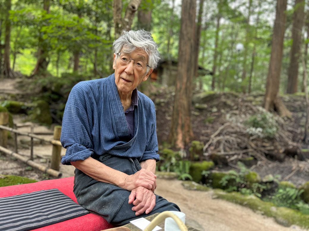 寺谷さんの現在の持ち場は、川魚の調理とニワトリの世話（筆者撮影）