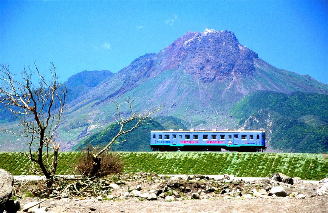 普賢岳を背景に走る島原鉄道のキハ20形。この区間は2008年に廃線となってしまった（撮影：南正時）