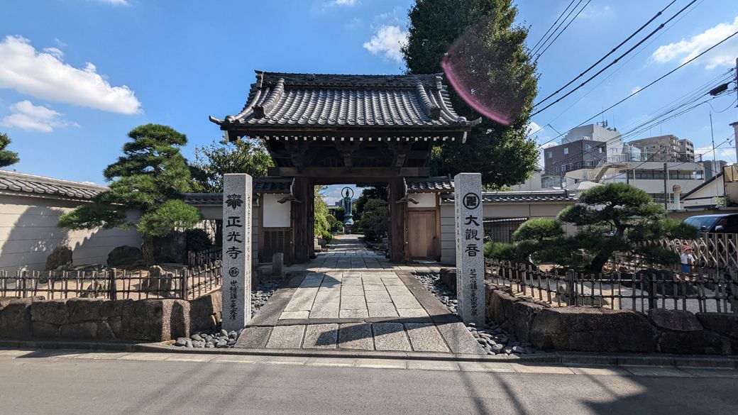 こちらは「正光寺（北区岩淵町32-11）」。正面に鎮座する大観音が目印だ（筆者撮影）