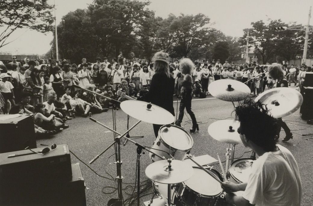 東京・代々木公園で演奏を楽しむ若者たち（写真：1989年8月8日、高橋孫一郎撮影）