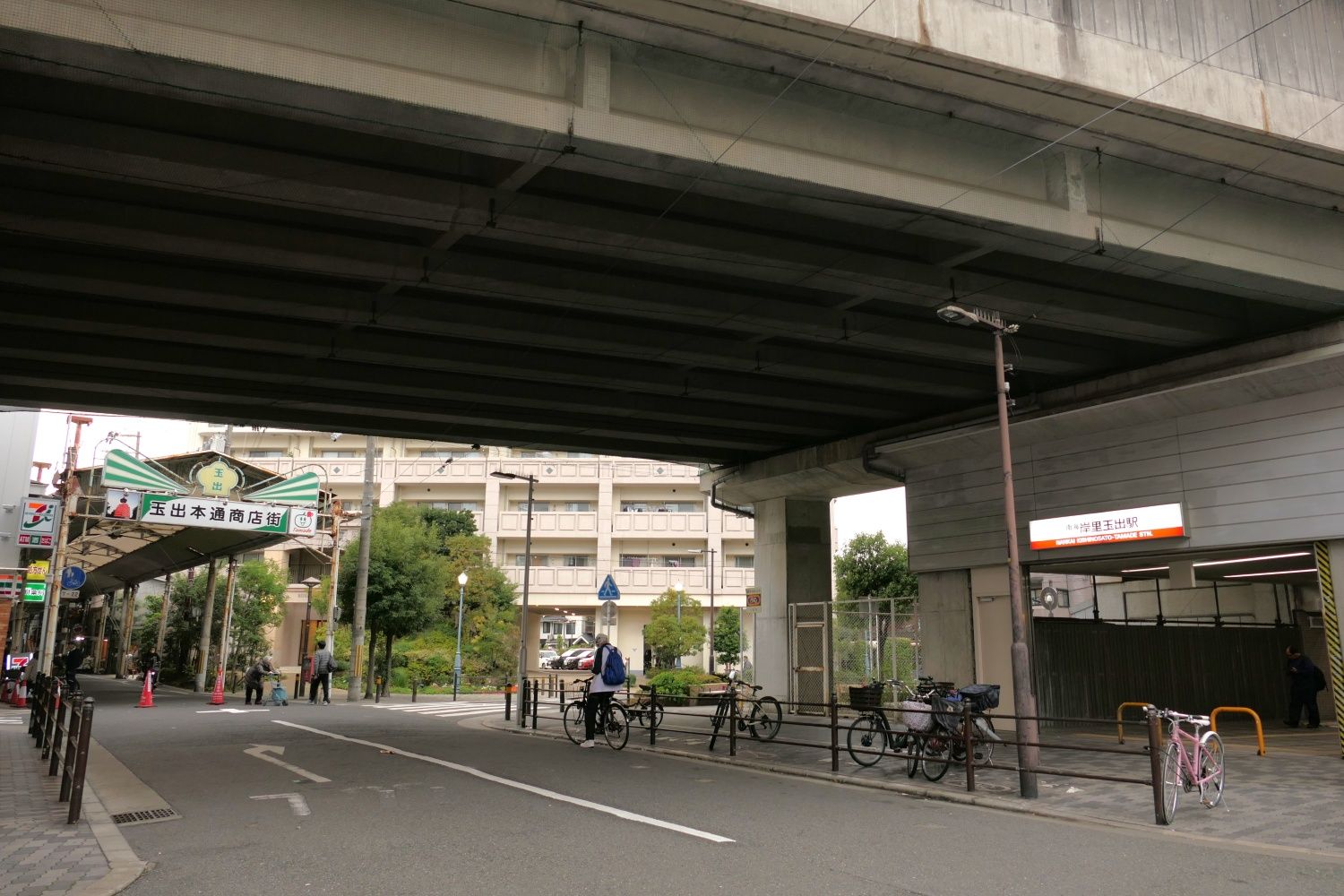 玉出口も南海本線の高架下にある（記者撮影）