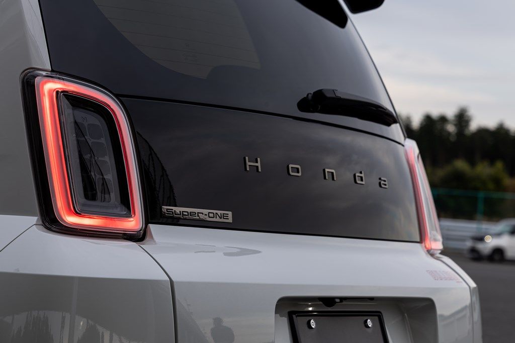 ホンダアクセスの純正アクセサリーを装着したホンダ「Super-ONE」（写真：三木 宏章）