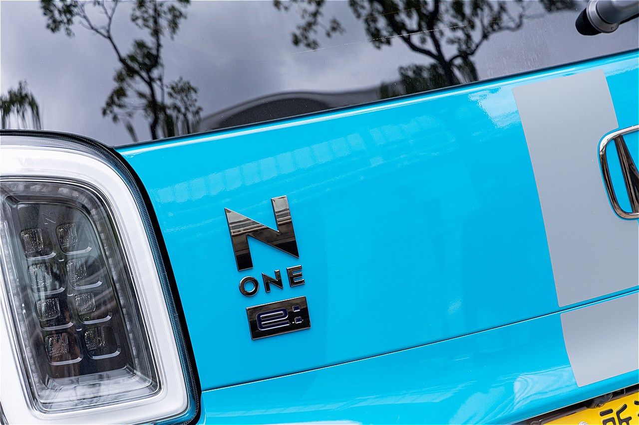 純正アクセサリーを手がけるホンダアクセスが展開するアイテムと、それらを装着したホンダ「N-ONE e:」（写真：三木 宏章）