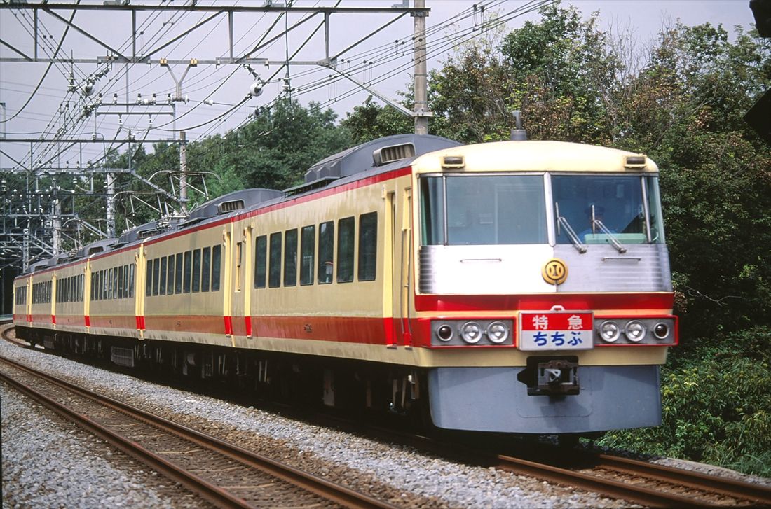 前面窓下のステンレス板の飾りや角ばったライト周りが特徴的だったレッドアロー5000系（撮影：南正時）