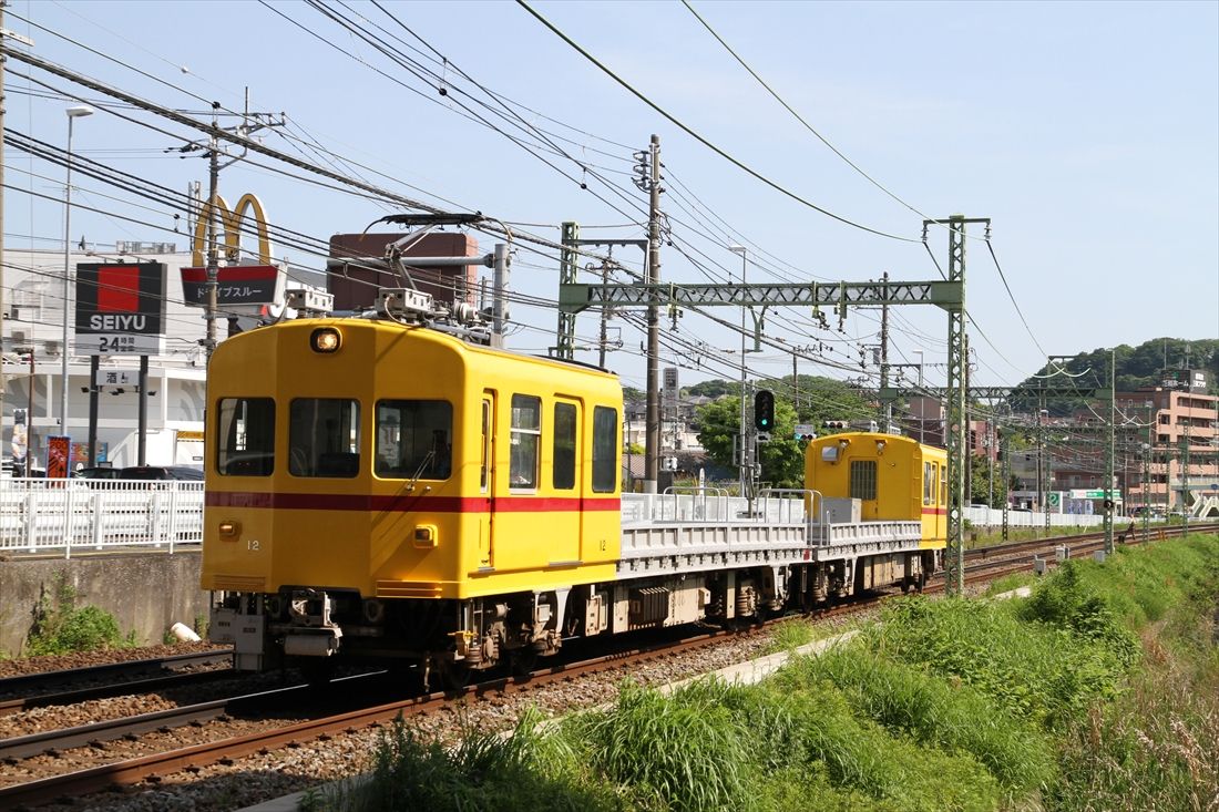 黄色い塗装が目立つデト11・12（撮影：南正時）