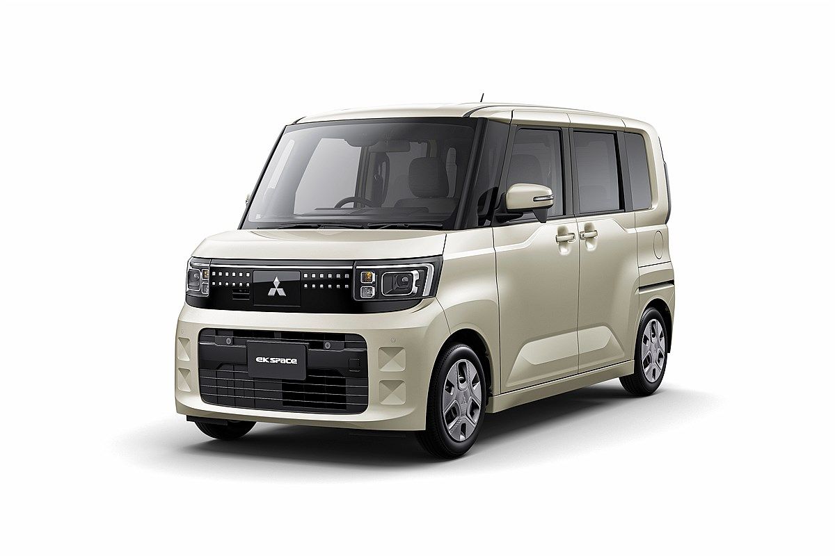 三菱から発売された軽スーパーハイトワゴンの新型「eKスペース」（写真：三菱自動車）